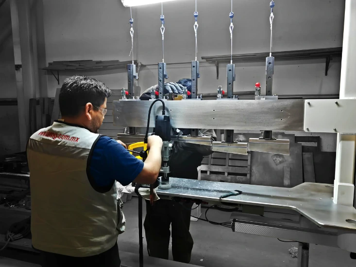 Ingenieros de Integración AMG trabajando en un proyecto llave en mano de automatización industrial.